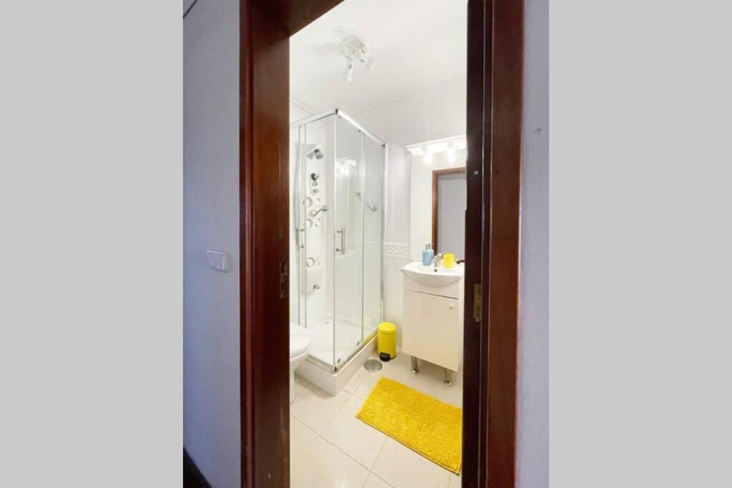 Yellow House Aveiro Smart Tv And Garage Extérieur photo